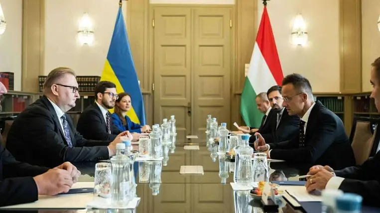 Szijjártó Péter külgazdasági és külügyminiszter fogadja hivatalában Tarasz Kacskát, az Európa és az euró-atlanti integráció ügyeiért felelős ukrán miniszterelnök-helyettest 2025. szeptember 11-én (Fotó: MTI/KKM)