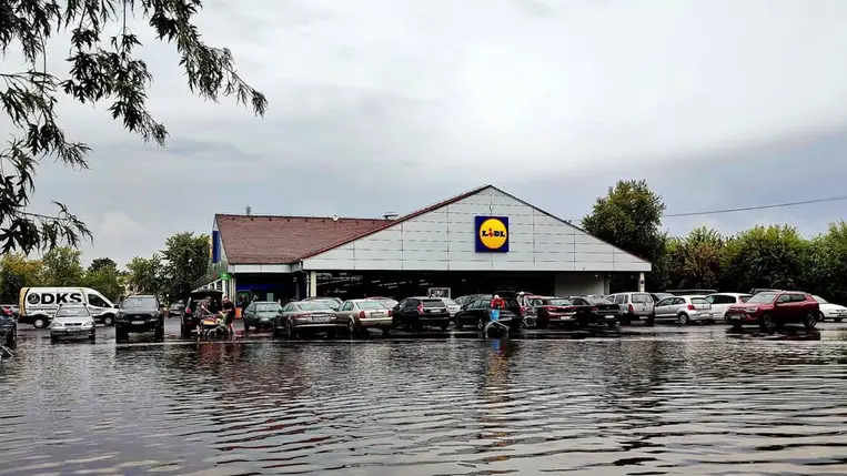 Teljesen elöntötte a víz Lidl parkolóját a lezúduló csapadék és vihar után Szigetváron, 2025. augusztus 30-án (Fotó: Facebook)