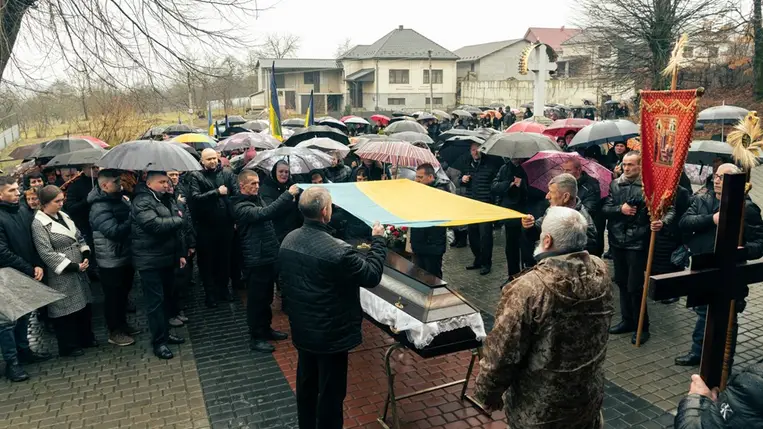 Kárpátalján végső búcsút vettek Mihajlo Lakatos katonától. Fotó: Munkácsi Városi Tanács