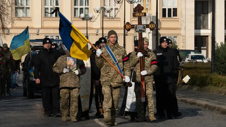 Kárpátalján utolsó útjára kísérték a háborúban elesett 26 éves Andrij Matejkát. Fotó: Ungvári Városi Tanács