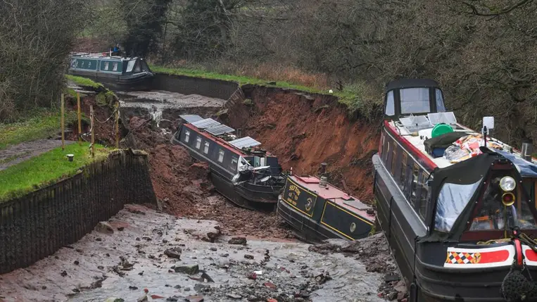 Több méter mély kráter nyelt el hajókat Angliában. Fotó: Andy Kelvin / PA Images / Getty Images