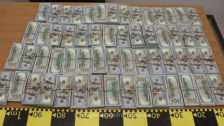 Több mint félmillió dollárral a szatyrában próbált átsétálni az ukrán-román határon egy férfi. Fotó: politiadefrontiera.ro