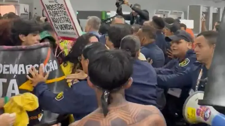 Tömegverekedés a nemzetközi klímacsúcson: agresszív őslakosok rohamozták meg a Brazíliában megrendezett eseményt. Fotó: X.com.