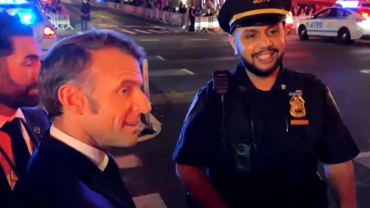 Trump konvoja miatt rekedt a new york-i forgalomban Emmanuel Macron, végül személyesen hívta fel az amerikai elnököt.Kiemelt kép forrása: X.com