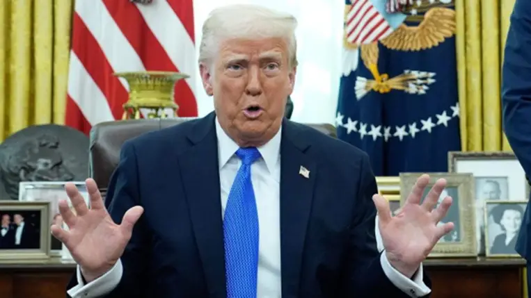 Donald Trump amerikai elnök a washingtoni Fehér Ház elnöki dolgozószobájában 2025. március 21-én. (Fotó: MTI/EPA/Abaca pool/Yuri Gripas)