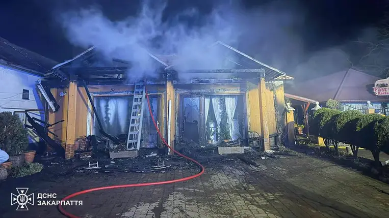 Tűz ütött ki egy étteremben Mezőkaszonyban – 250 négyzetméteren pusztítottak a lángok. Fotó: DSZNSZ