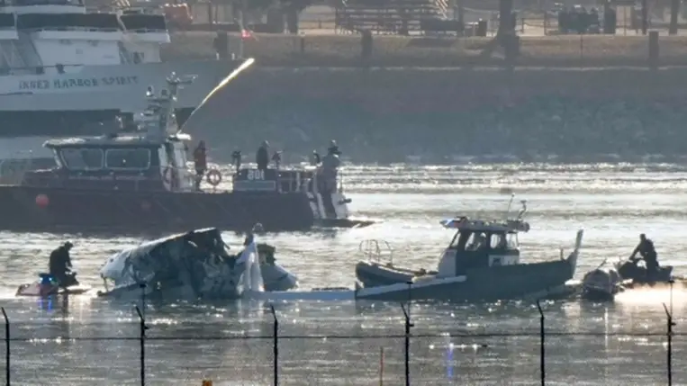 A repülőgép roncs mellett dolgoznak mentők Washingtonban, a Ronald Reagan repülőtér közelében 2025. január 30-án (Fotó: MTI/AP/Mark Schiefelbein)