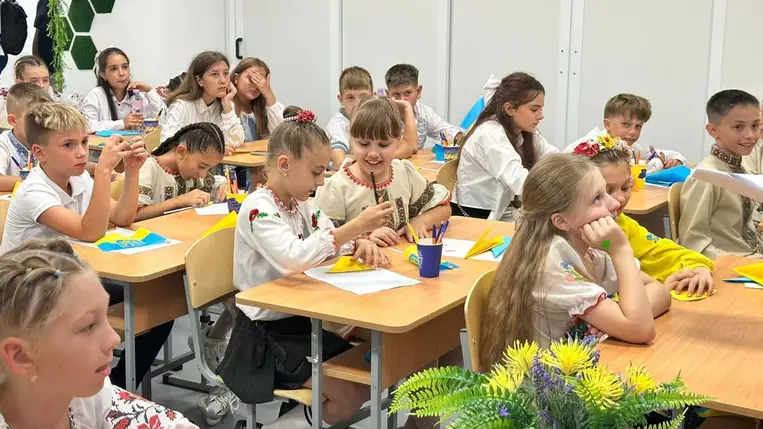 Ukrajnában 3,5 millió iskolás kezdte meg a 2025/2026-os tanévet. A legtöbben offline tanulnak, több ezer diák visszatérhetett a tantermekbe. Fotó: Facebook / Оксен Лісовий