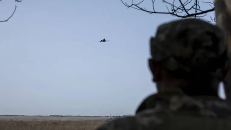 Ukrán katona figyeli egy drón landolását 2023. október 3-án Kurdyumivka város közelében. Fotó: Anadolu / Getty Images