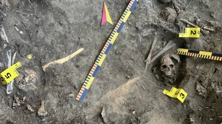 Ukrán nacionalisták által 1945-ben meggyilkolt lengyelek újabb tömegsírját találták meg Ukrajnában. Fotó: Michał Dworczyk / X