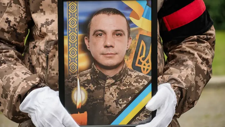 Ungváron elbúcsúztak az elesett katonától, Vaszil Csurgovicstól. Fotó: Ungvári Városi Tanács