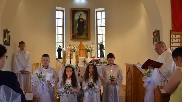 Úrnapi szentmise a beregardói Szent Kinga templomban - Az elsőáldozók keresztségi fogadása. Fotó: Kárpátinfó/ Kovács Elemér