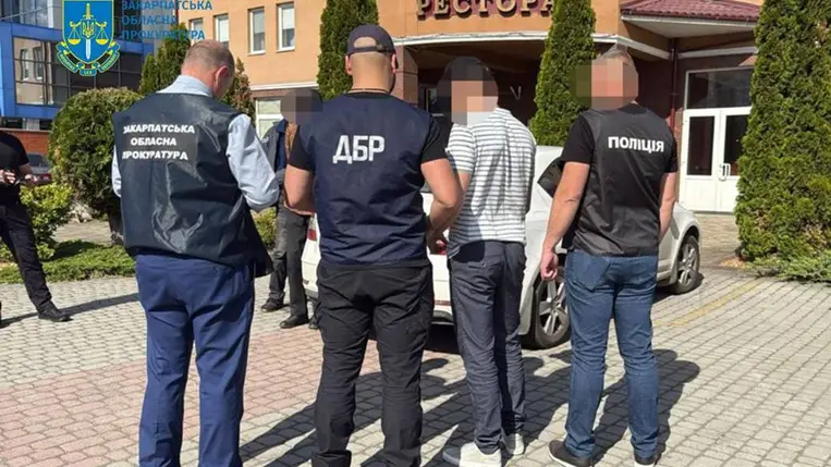 Vámos és társa bíróság előtt: 16 ezer dollárért csempésztek volna katonaköteles férfiakat Romániába. Fotó: Kárpátaljai Megyei Ügyészség