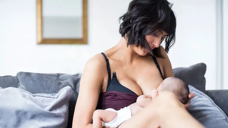 Váratlan felfedezés: halálos betegségtől védheti az anyákat a szoptatás