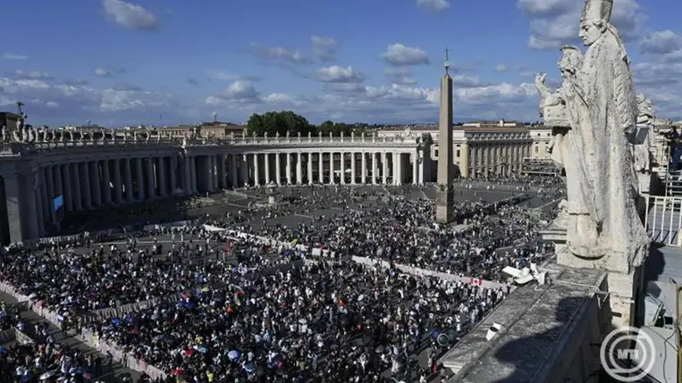 Vatikánváros, 2025. május 8. Hívők népesítik be a vatikáni Szent Péter teret 2025. május 8-án, miután az új pápa megválasztását jelző fehér színű füst felszállt a Sixtus-kápolna kéményéből a konklávé harmadik szavazása után. MTI/EPA-ANSA/Riccardo Antimia