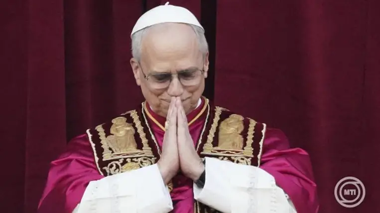 Vatikánváros, 2025. május 8. XIV. Leó pápa köszönti a hívőket a vatikáni Szent Péter-bazilika erkélyéről, miután megválasztották a katolikus egyház 267. pápájává 2025. május 8-án. Robert Francis Prevost amerikai bíborost a pápaválasztásra jogosult bíborosok a vatikáni Sixtus-kápolnában zárt ajtók mögött választották meg az április 21-én, 88 éves korában elhunyt Ferenc pápa utódjának. A 69 éves Prevost az első amerikai pápa a katolikus egyház történetében. MTI/AP/Alessandra Tarantino