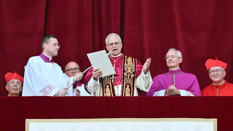 Vatikánváros, 2025. május 8. XIV. Leó pápa köszönti a hívőket a vatikáni Szent Péter-bazilika erkélyéről, miután megválasztották a katolikus egyház 267. pápájává 2025. május 8-án (Fotó: MTI/EPA-ANSA/Alessandro Di Meo)