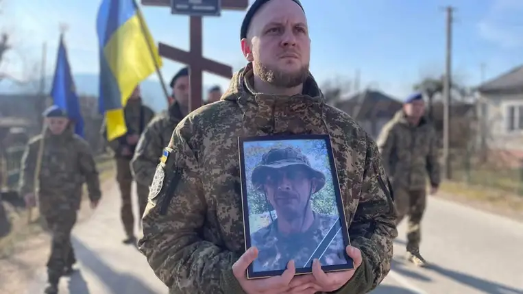 Kárpátalján végső búcsút vettek Viktor Bozsko őrmestertől (Posorkovo/Posorkő, Turjaremetei kistérség, Ungvári járás, Kárpátalja). Fotó: Turjaremetei kistérség/Facebook