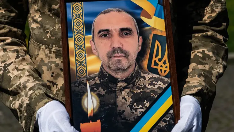 Április közepén Ungváron búcsút vettek Viktor Csinadijtól, aki a Torecki fronton szerzett sérülései miatt hunyt el. A katonát katonai tiszteletadással temették el a Dicsőség Dombján. Fotó: Ungvári Városi Tanács