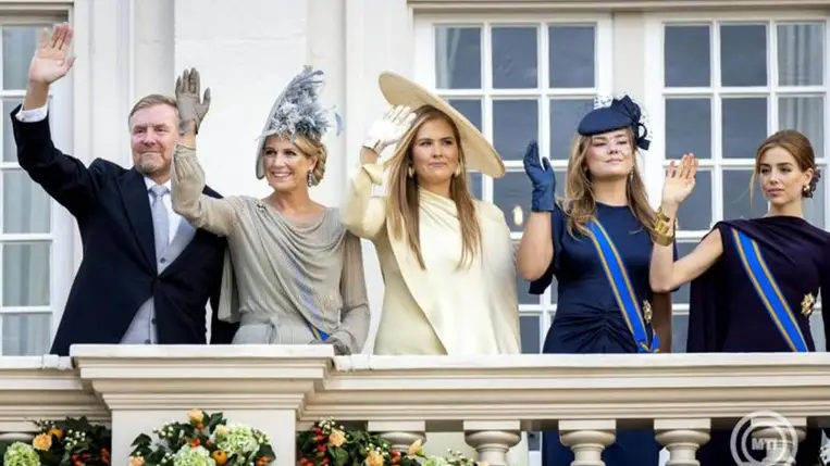 Vilmos Sándor holland király, a felesége, Maxima királyné, Amáli hercegnő, Ariane hercegnő, Alexia hercegnő (b-j) a hágai királyi palota erkélyéről integet 2025. szeptember 16-án. MTI/EPA/ANP/Sem van der Wal