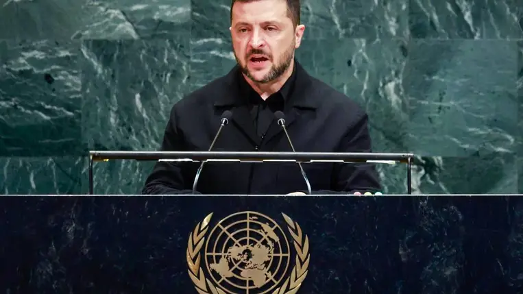 Volodimir Zelenszkij ukrán elnök beszédet mond az ENSZ-közgyűlés 80. ülésszakának csúcsszintű általános vitáján a világszervezet New York-i székházában 2025. szeptember 24-én (Fotó: MTI/EPA/Kena Betancur)