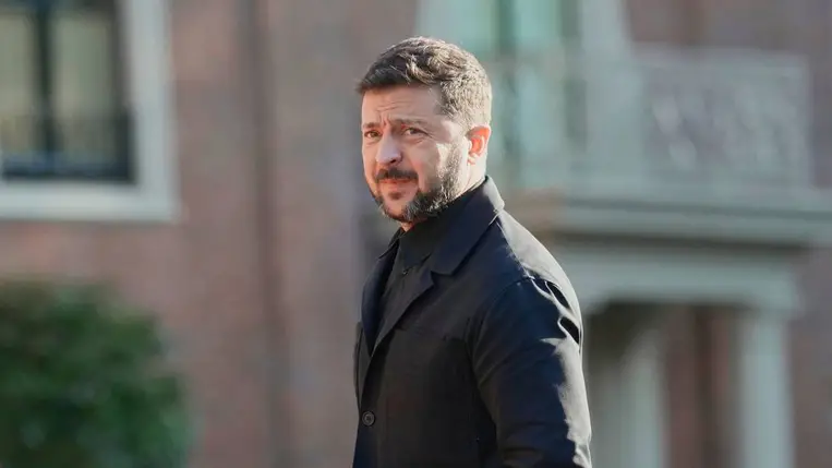 Volodimir Zelenszkij ukrán elnök a NATO-tagországok állam-, és kormányfői tiszteletére adott díszvacsorára érkezik a hágai Huis ten Bosch palotába 2025. június 24-én. (Fotó: MTI/AP/Markus Schreiber)