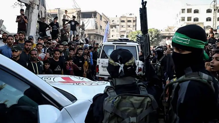 A Vöröskereszt járművei 2025. október 13-án, Gázában. Fotó: Khames Alrefi / Anadolu / Getty Images Hungary