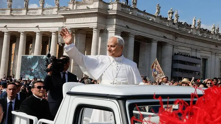 XIV. Leó pápa először járja körbe pápamobillal a vatikáni Szent Péter teret 2025. május 18-án, amikor megkezdi péteri szolgálatát. (Fotó: MTI/EPA/ANSA/Giuseppe Lami)