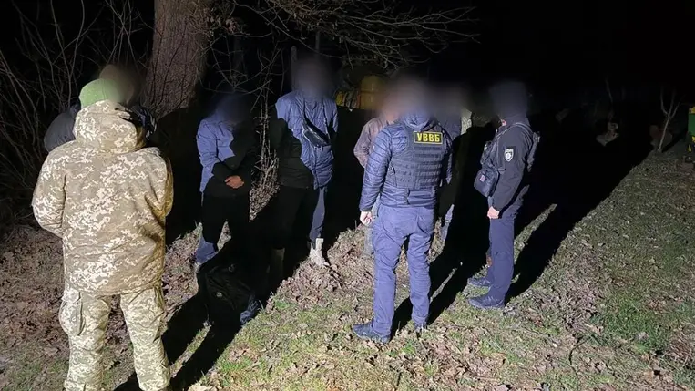 25 ezer dollárt kért az embercsempész: négy férfit fogtak el a román határ közelében. Fotó: DPSZU