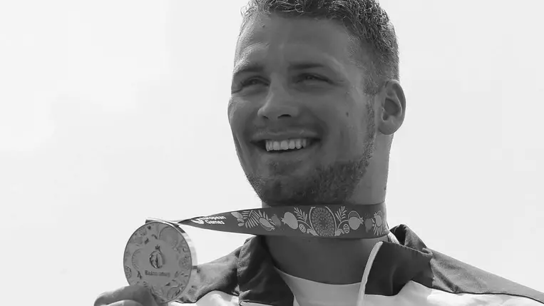  Dudás Miklós mutatja aranyérmét, amelyet a bakui I. Európa Játékok férfi kajak egyes 200 méteres versenyének döntőjében nyert 2015. június 16-án (MTI/EPA/Szerhíj Dolzsenko)