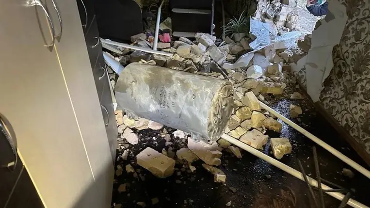 Csodával határos túlélés: rakétadarab csapódott egy lány hálószobájába Kijev megyében