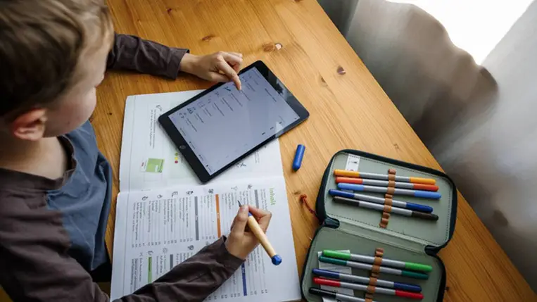 Az AI használata sokkal pusztítóbban hat a gyerekekre, mint a felnőttekre. Illusztráció. Fotó: Thomas Trutschel / Photothek via Getty Images