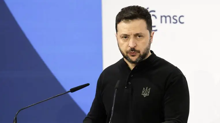 Volodimir Zelenszkij ukrán elnök beszédet mond a müncheni nemzetközi biztonságpolitikai konferencián (Fotó: MTI/EPA/Ronald Wittek)