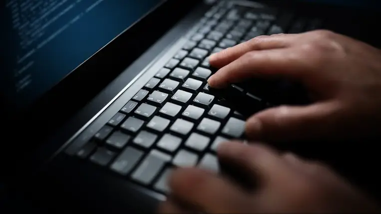 Online csalás ( Illusztráció )