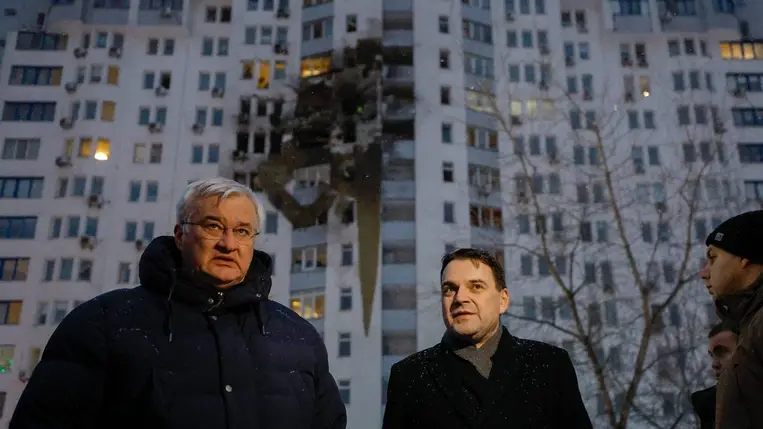 Andrij Szibiha ukrán (b) és Petr Macinka cseh külügyminiszter sajtótájékoztatót tart egy orosz dróntámadásban súlyosan megrongálódott lakóház előtt Kijevben 2026. január 9-én. MTI/EPA/Szerhij Dolzsenko.