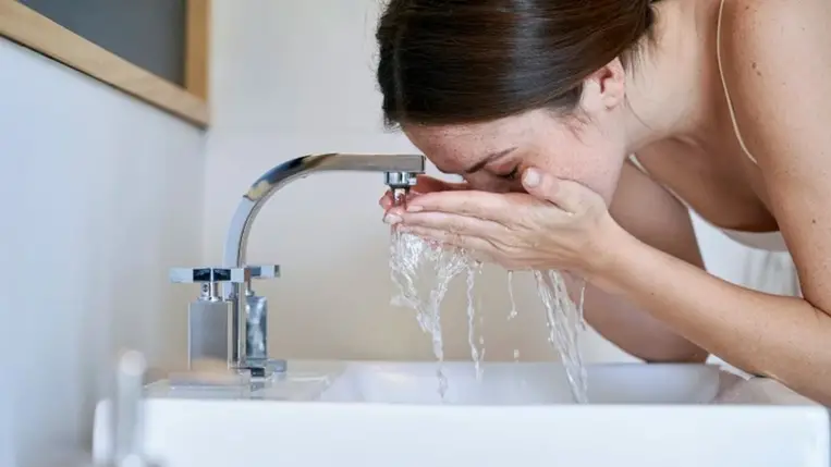 Ezért nem jó forró vízzel arcot mosni, ezt csináld helyette