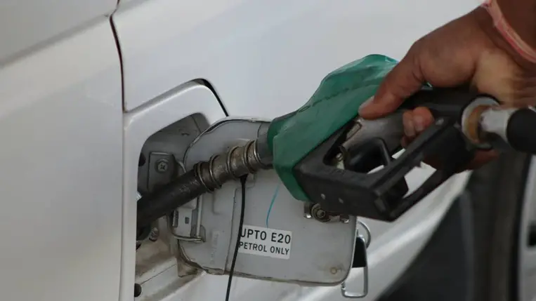 Benzináremelés: tankolás a töltőállomáson. Illusztráció. Fotó: Pexels