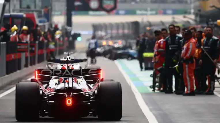 Botrány az F1-ben: milliókat buknak a csapatok, azonnali pénzt követelnek