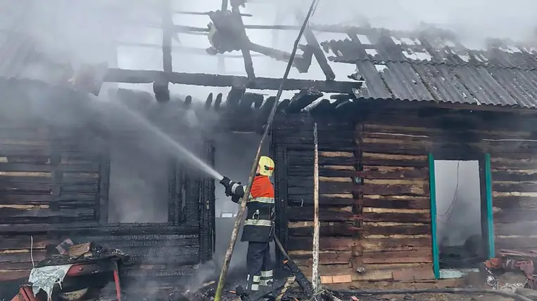 Csornoholován egy lakóházban keletkezett tűz oltása közben egy 72 éves férfi holttestét találták meg a tűzoltók. Fotó: DSZNSZ