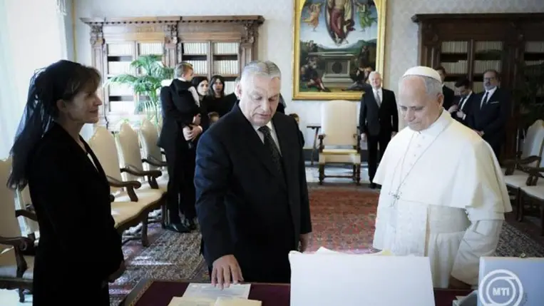 XIV. Leó pápa (j) magánaudiencián fogadja Orbán Viktor miniszterelnököt (k) a Vatikánban 2025. október 27-én. Balról Lévai Anikó, a kormányfő felesége. MTI/Vatikáni Média