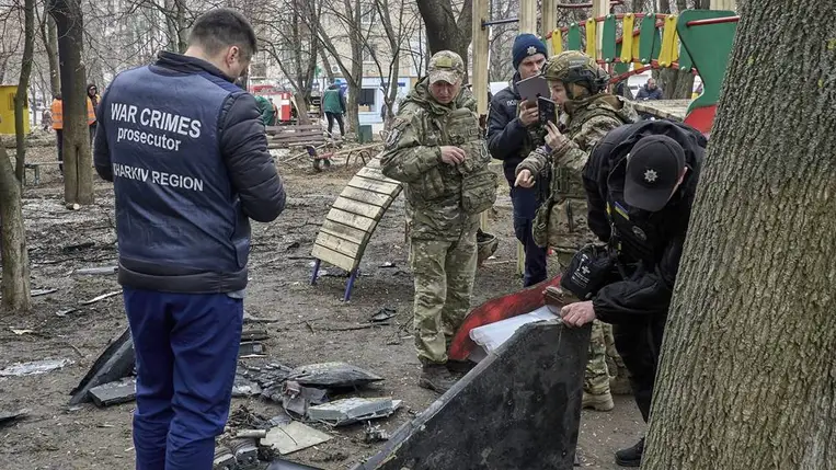 Egy korábbi, Harkiv elleni orosz támadás nyomai (Fotó: MTI/EPA/Szergej Kozlov)