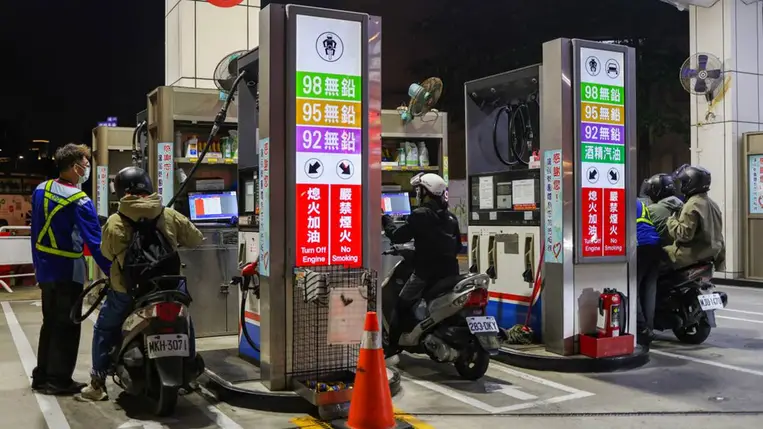 Emberek tankolnak egy benzinkútnál Tajpejben 2026. március 25-én. Fotó: Daniel Ceng / Anadolu / Getty Images