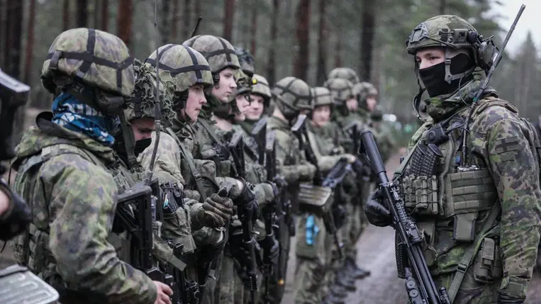 A finn hadsereg katonái Niinisalóban, Finnországban 2025. december 9-én. Fotó: Alessandro Rampazzo / Bloomberg / Getty Images