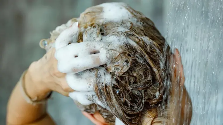 Hányszor kell hajat mosni hetente? Mutatjuk, mitől függ a válasz