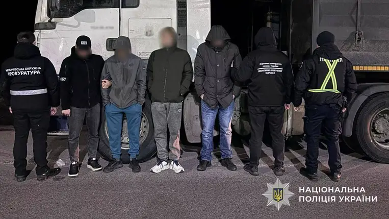A hálófülkében rejtette el a férfiakat: Kárpátalján elfogtak egy kamionsofőrt illegális határátléptetés miatt. Fotó: Ukrán Nemzeti Rendőrség