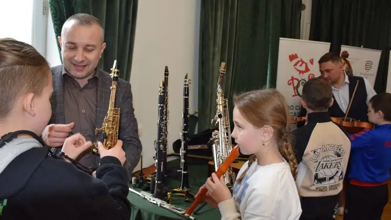 Hangszerbemutató a beregardói Perényi Kultúrkúriában - Nem csak a muzsikusnak van dalból a lelke