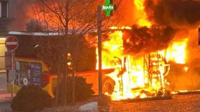 Hat ember égett el elevenen, miután fölgyújtottak egy buszt Svájcban . Fotó: X.com
