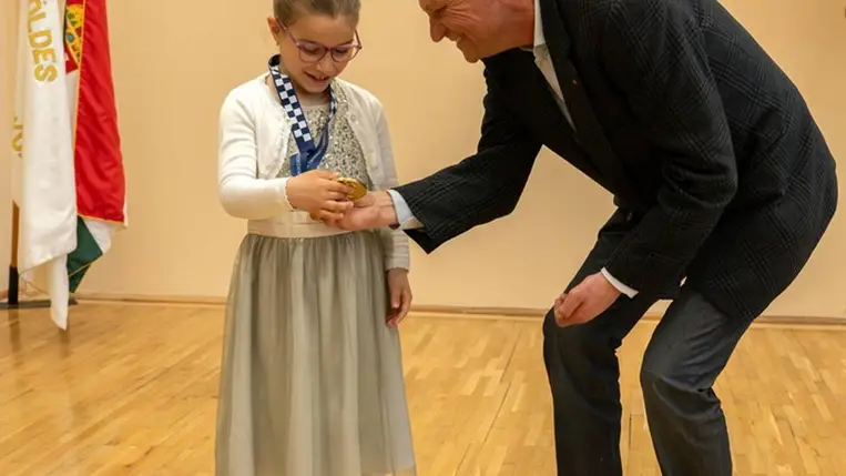 Horváth Andrea gokartversenyző, FIA Elnöki Éremben részesült. Fotó: Hajóka SportFotó