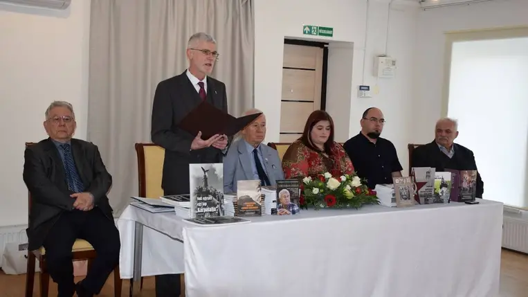 Irodalmi kilátó a beregszászi konzulátuson - A 75 éves Vári Fábián László, a hűség költőjének köszöntése