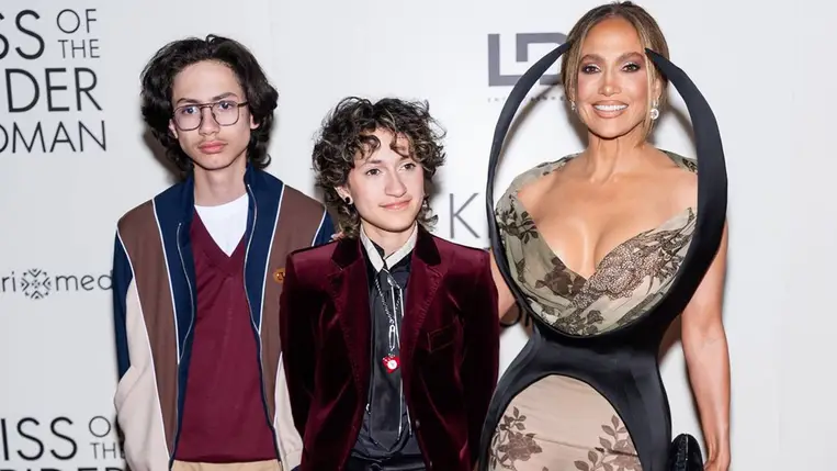 Jennifer Lopezt a saját gyerekei oltották le keményen: köpni-nyelni nem tudott az énekesnő